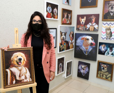 Uma das empreendedoras beneficiadas pelo crédito da Fomento Paraná é a Giovanna Sabatke, que criou uma marca de produtos para animais de estimação. Ela abriu a empresa no início da pandemia, vendendo quadros e camisetas personalizados para todo o Brasil -  Curitiba, 20/07/2021  -  Foto: Ari Dias