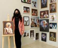 Uma das empreendedoras beneficiadas pelo crédito da Fomento Paraná é a Giovanna Sabatke, que criou uma marca de produtos para animais de estimação. Ela abriu a empresa no início da pandemia, vendendo quadros e camisetas personalizados para todo o Brasil -  Curitiba, 20/07/2021  -  Foto: Ari Dias