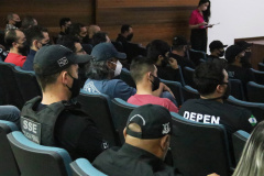O Departamento de Polícia Penal (Deppen), por meio da Escola de Formação e Aperfeiçoamento Penitenciário (ESPEN), encerrou nesta segunda-feira (22/11) a primeira turma do Curso de Transição em Operações da Polícia Penal (CTOPP), em Curitiba. O curso objetiva promover o nivelamento dos futuros policiais penais do Estado para a ocupação fim. Na primeira turma foram 12 profissionais formados. - Curitibq, 22/11/2021 - Foto: SESP-PR