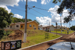 Dezesseis famílias de Guaraniaçu, na região Oeste do Paraná, receberam nesta sexta-feira (12) as chaves de suas novas moradias. Elas foram beneficiadas por um projeto de parceria do Governo do Estado com a Itaipu Binacional e a administração municipal, que recebeu pouco mais de R$ 1 milhão de investimento. - Guaraniaçu, 12/11/2021 -  Foto: Rafael Kikuti / Cohapar