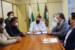O secretário de Estado da Saúde, Beto Preto, assinou nesta quinta-feira (11) a liberação de R$ 60 milhões para o Consórcio Metropolitano de Saúde do Paraná (Comesp) das Regiões Sul e Norte, por meio do programa de Qualificação dos Consórcios Intermunicipais de Saúde (Qualicis), que deverá ser repassado em 48 parcelas. -  Curitiba, 11/11/2021 - Foto: Américo Antonio/SESA