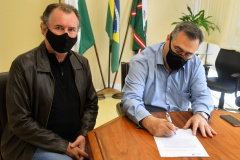 O secretário de Estado da Saúde, Beto Preto, assinou nesta sexta-feira (12) um termo de responsabilidade de apoio à implantação de residência médica de psiquiatria do Hospital Adauto Botelho, no município de Pinhais, Região Metropolitana de Curitiba, no próximo ano. - Curitiba, 12/11/2021 - Foto: Américo Antonio/SESA