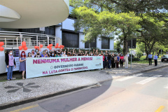Diversas entidades da sociedade civil e várias secretarias do governo, estiveram reunidas hoje pela manhã em frente ao Palácio das Araucárias uma manifestação para celebrar o Dia Internacional de Não Violência Contra a Mulher. Foto: SEJUF