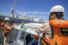 A Unidade de Segurança Portuária (UASP) da Portos do Paraná intensificou a fiscalização marítima de contra-bordo, como é tecnicamente designada. A ação agora acontece 24 horas, costeando todo o cais, da ponta leste do Terminal de Contêineres de Paranaguá (TCP), até a ponta oeste, onde estão localizados o píer de inflamáveis.  - Paranaguá, 23/11/2021 - Foto: Claudio Neves/Portos do Paraná