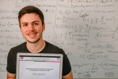 O estudante de pós-graduação Javan Ataíde de Oliveira Júnior, da Universidade Estadual do Oeste do Paraná (Unioeste), usou metodologias de Computação e Matemática para melhorar o desempenho e a eficiência energética em projetos de infraestrutura de Tecnologia da Informação. Ele adaptou algoritmos de compressão de dados em dispositivos para aplicação em cidades inteligentes e construção civil. - Cascavel, 10/11/2021 - Foto: Unioeste