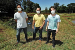 Doutorando Armando César Rodrigues, pesquisador e biólogo Mario Luis Orsi (ao centro), biólogo colaborador Matheus Chueire Luiz. - Londrina, 