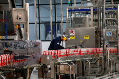 A industrialização avança a passos largos para os municípios menos populosos do Paraná. Um levantamento da Invest Paraná, braço do Governo do Estado responsável pela prospecção e atração de investimentos, a partir das licenças emitidas revela que as cidades de menor porte atraíram aplicações de R$ 15,9 bilhões da iniciativa privada desde 2019. Dentro deste pacote estão 483 ações em localidades de porte médio (R$ 2 bilhões e 95 acordos), pequeno (R$ 13,65 bilhões e 359 acordos) e micro (R$ 256 milhões em 29 