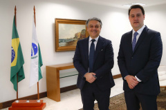 Boas práticas promovidas pelo Grupo Renault visando a neutralidade na emissão de carbono foi um dos tópicos da visita de cortesia que o CEO da empresa, Luca de Meo, fez ao governador Carlos Massa Ratinho Junior nesta quinta-feira (11), no Palácio Iguaçu. Foto:Jonathan Campos/AEN