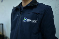 Para trazer padronização e segurança, Detran-PR disponibiliza uniforme para seus colaboradores