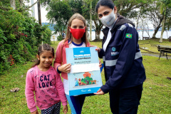 A empresa Portos do Paraná retomou nesta quinta-feira (11) o Porto em Ação após o avanço da vacinação contra a Covid-19 no Estado. O evento aconteceu na cozinha comunitária da comunidade Piaçaguera e contemplou também os moradores da Ilha de Amparo, que participaram de um almoço de integração e tiveram acesso a vouchers de consulta, teste de glicemia, aferição de glicose, além de corte de cabelo, kits de jogos lúdicos, atividades físicas e orientações da Marinha do Brasil e da Unidade de Segurança Portuária