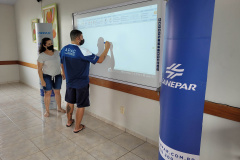 Sanepar entrega lousa digital para Apae de Guaraniaçu