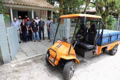Copel entrega carros elétricos para eletricistas que atendem a Ilha do Mel
