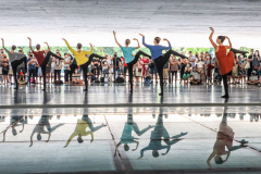 Os grupos de dança do Centro Cultural Teatro Guaíra – Balé Guaíra, G2 e Escola de Dança – se apresentam neste sábado (04),  no vão livre do Museu Oscar Niemeyer (MON). 