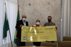Fazenda entrega prêmio máximo do Nota Paraná para aposentada de Curitiba 