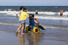 Serviços de cadeiras anfíbias e passarelas no Litoral tornam a praia mais acessível