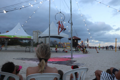 Com acrobacias, fogo e palhaçadas, Caravana Cultural encanta veranistas nas praias paranaenses