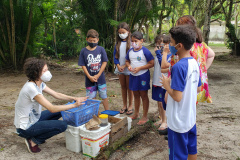 Aula prática de compostagem na Ilha do Mel