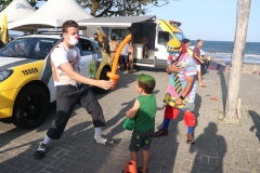 PM leva diversão às praias com exposição de viaturas e pintura de rosto para crianças durante o Carnaval