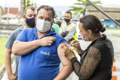 Vacinas contra a gripe e a Covid-19 são levadas aos caminhoneiros que aguardam no Pátio de Triagem do Porto de Paranaguá