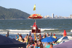 Corpo de Bombeiros pede aos banhistas que só entrem no mar em locais protegidos por guarda-vidas