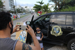 Exposição de equipamentos de peritos da Polícia Científica atraem veranistas em Matinhos (PR)