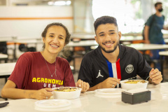 Auxílio-alimentação, com almoço e jantar, é fornecido a estudantes