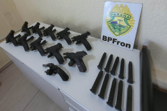 Arsenal de pistolas com destino a Minas Gerais é apreendido durante abordagem do BPFRON em Matelândia
