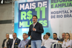 O governador Carlos Massa Ratinho Junior e o  Secretário da Saúde, Beto Preto, assinam nesta quinta-feira (31), liberação de recurso para o Hospital de Rio Branco do Sul. 31/03/2022 - Foto: Geraldo Bubniak/AEN