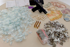 Em Pontal do Paraná (PR), PM prende cinco pessoas e apreende arma e 940 porções de drogas