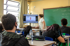 Colégios estaduais recebem 25 mil kits Educatron, com TVs e computadores