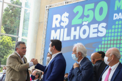 Investimento recorde na Saúde prevê mais de 300 obras e entrega de 744 veículos para municípios do Paraná