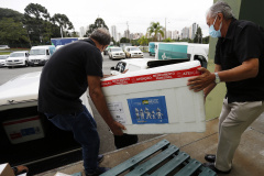 Funcionários do Cemepar carregando vacinas contra a Covid 19, para as 22 regionais de saúide do Paraná 