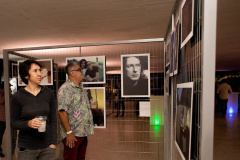 Exposição fotográfica do Festival de Curitiba é apresentada no vão livre do MON