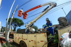 Com trabalho intenso durante a noite, Copel religa quase 90% das unidades afetadas pelo temporal - Na  foto,  trabalhos na área central dae Maringá: avenidas Mandacaru, XV de Novembro, Colombo e Rua Piratininga - Curitiba, 24/04/2022
