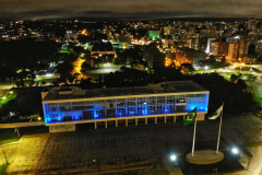 Prédios públicos da capital são iluminados de azul em apoio ao Dia Mundial de Conscientização do Autismo
