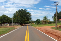 DER/PR executou serviços de sinalização horizontal e instalação de tachas refletivas em 11,43 km da PR-557, entre Diamante do Norte e o distrito de Adhemar de Barros - 