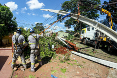  Com trabalho intenso durante a noite, Copel religa quase 90% das unidades afetadas pelo temporal - Na foto, trabalhos na área central dae Maringá: avenidas Mandacaru, XV de Novembro, Colombo e Rua Piratininga - Curitiba, 24/04/2022 Com trabalho intenso durante a noite, Copel religa quase 90% das unidades afetadas pelo temporal - Na foto, trabalhos na área central de Maringá: avenidas Mandacaru, XV de Novembro, Colombo e Rua Piratininga - Curitiba, 24/04/2022
