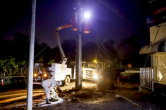 eEquipes da Copel foram convocadas neste domingo (24) para ajudar no trabalho de recomposição da rede de energia danificada nas cidades mais afetadas pelas chuvas, acompanhadas de fortes rajadas de vento, na noite de sexta-feira (22) e madrugada de sábado (23). - Curitiba, 24/04/2022