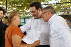 O governador Carlos Massa Ratinho Junior entregou nesta quinta-feira (12) as matrículas imobiliárias, com registro dos títulos em cartório, que regularizam a posse e o direito da moradia a 131 famílias de Ribeirão do Pinhal, no Norte Pioneiro. 