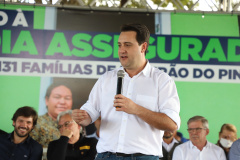 Durante a passagem por Ribeirão do Pinhal, no Norte Pioneiro, nesta quinta-feira (12), o governador Carlos Massa Ratinho Junior autorizou a liberação de mais R$ 884,2 mil para ações na área da saúde.