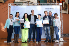 Alunos ganhadores do Redação Nota 10 participam de premiação em visita a Curitiba