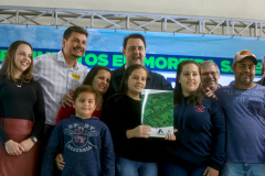 O governador Carlos Massa Ratinho Junior entregou nesta sexta-feira (6), 52 títulos de regularização fundiária para famílias em Moreira Sales, na região Centro-Oeste do Estado. 