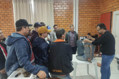 Técnicos da Sanepar capacitam pessoas da comunidade para atuar em manutenção e instalação hidráulica