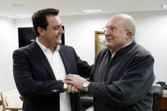 O governador Carlos Massa Ratinho Junior recebeu nesta quinta-feira (2), das mãos do arcebispo de Curitiba, dom José Antonio Peruzzo, o convite para participar da festa na Capital no dia 16 de junho.