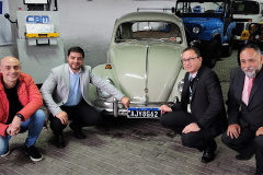 Fusca de 1965 recebe a primeira placa preta de colecionadores do Paraná