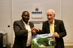 Vice-governador apresenta destaques da economia do Paraná ao embaixador da Tanzânia