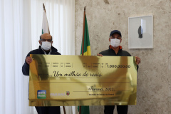 Ganhadores do sorteio de junho do Nota Paraná com R$1 milhão e R$200 mil recebem prêmios 