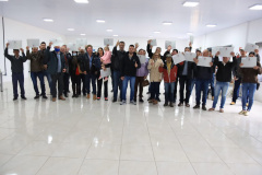 Famílias de Mandirituba recebem documentos para regularizar propriedades