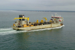 Orla de Matinhos: navio de 166 metros que fará a dragagem de areia já está no Paraná