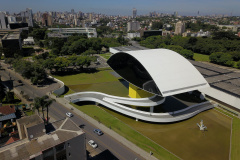 Museu Oscar Niemeyer tem programação especial em outubro para público com mais de 60 anos